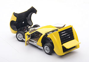 Everything opens here, just like in a premium 1:18 die-cast car.