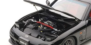 Nicely detailed engine bay with red stiffening bar.