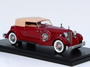 The standard red and tan '34 Packard is elegant and offers fine exterior detail.