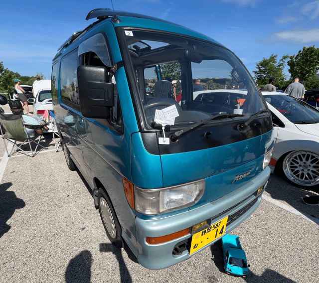 mid-90s-daihatsu-atrai-front.