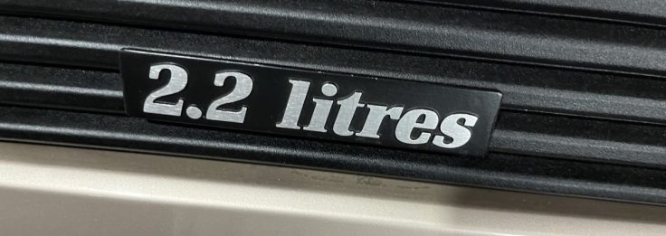 Close-up of a badge displaying '2.2 litres' from a Renault Fuego.